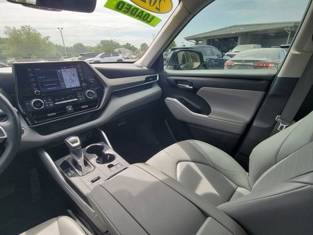 Used 2022 Toyota Highlander XLE image 3