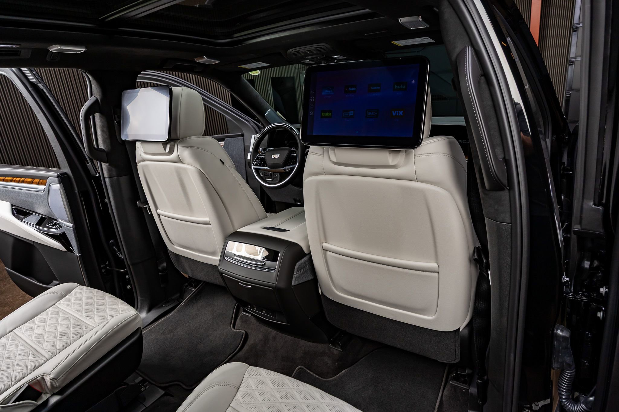 Used 2026 Cadillac Escalade Platinum Sport w/ LPO, ONYX Package image 32