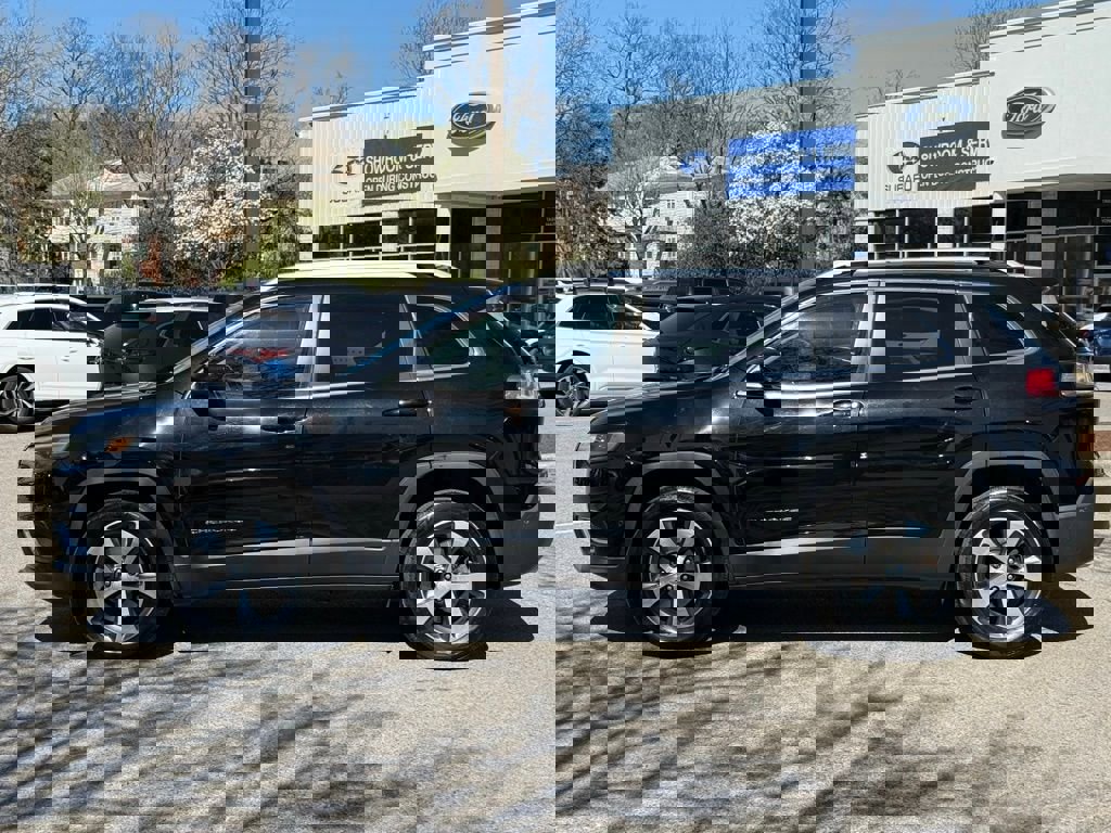 Used 2019 Jeep Cherokee Limited w/ Luxury Group image 9