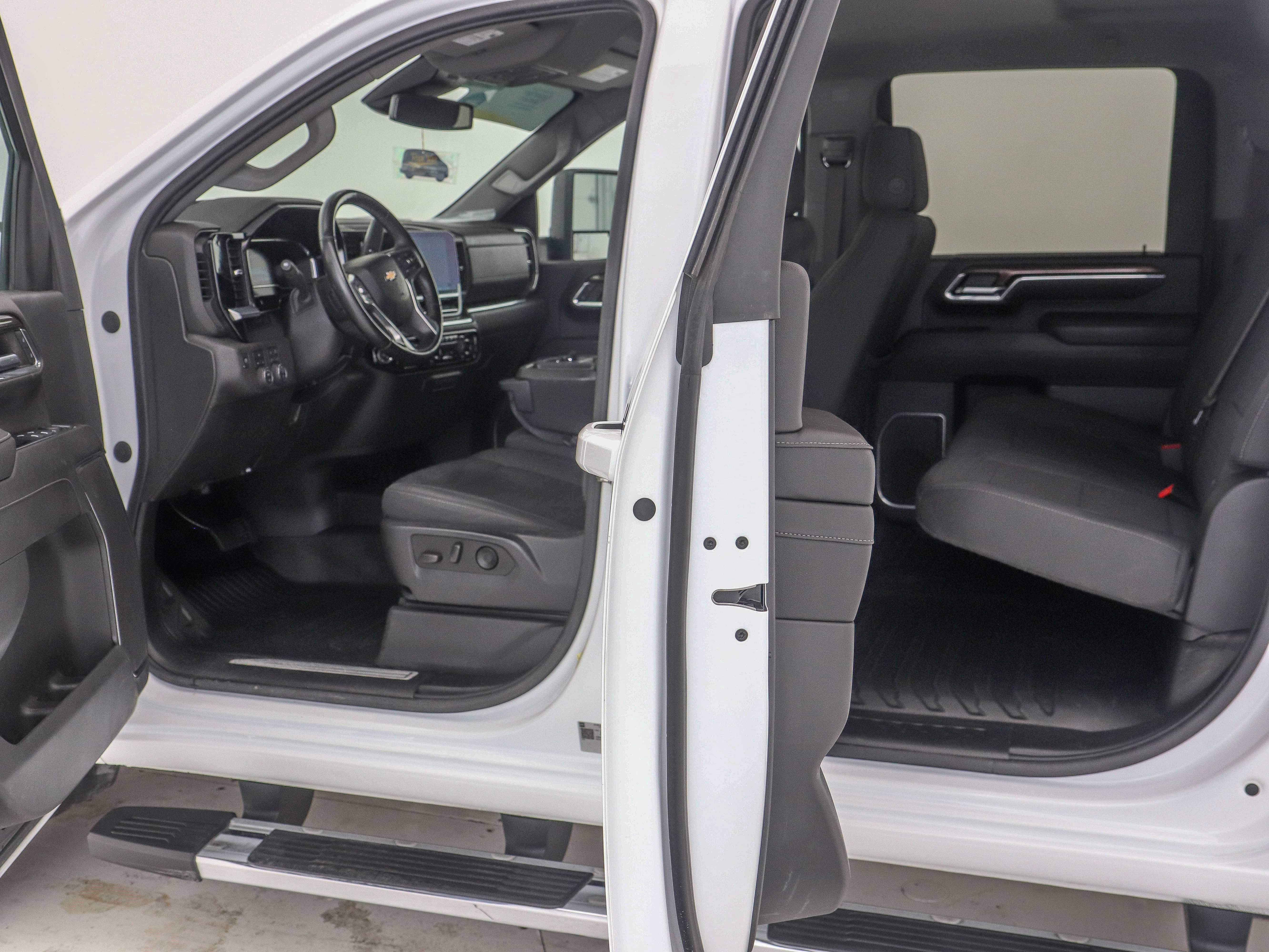 Used 2024 Chevrolet Silverado 2500 LT w/ Convenience Package image 17