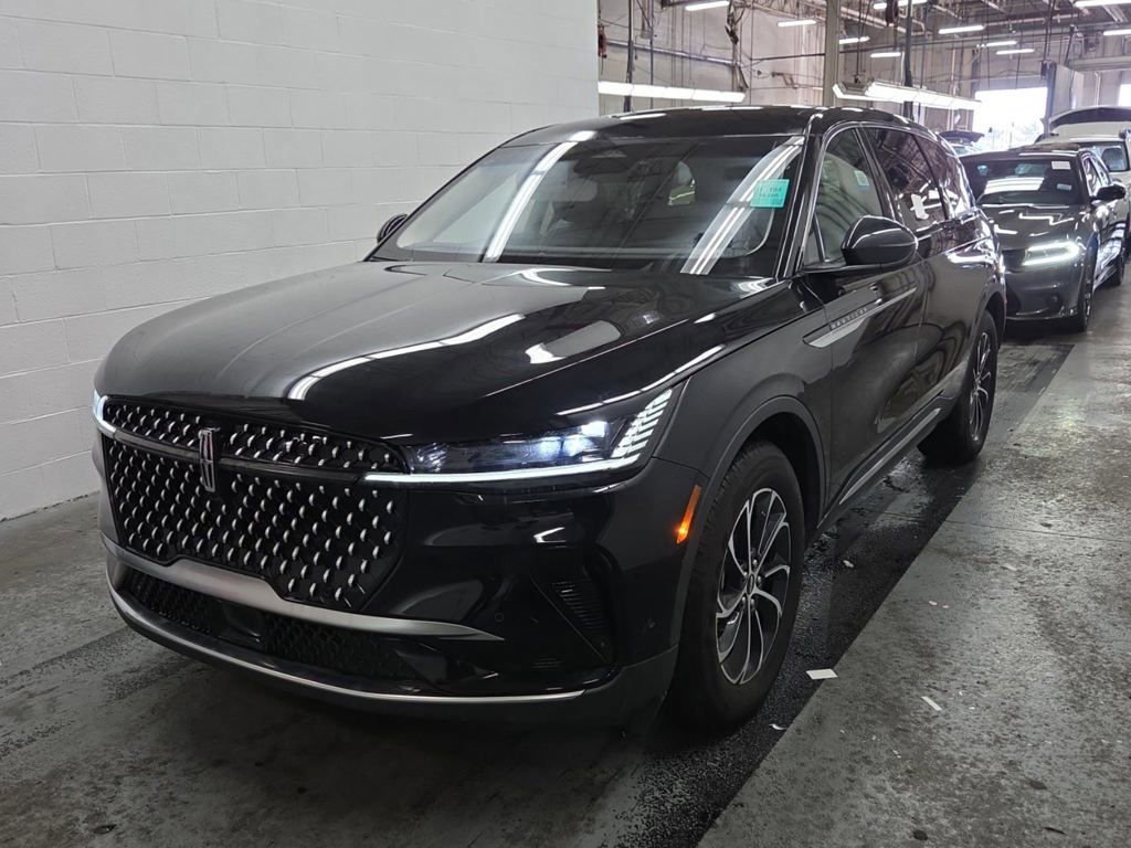 Used 2024 Lincoln Nautilus Premier image 3