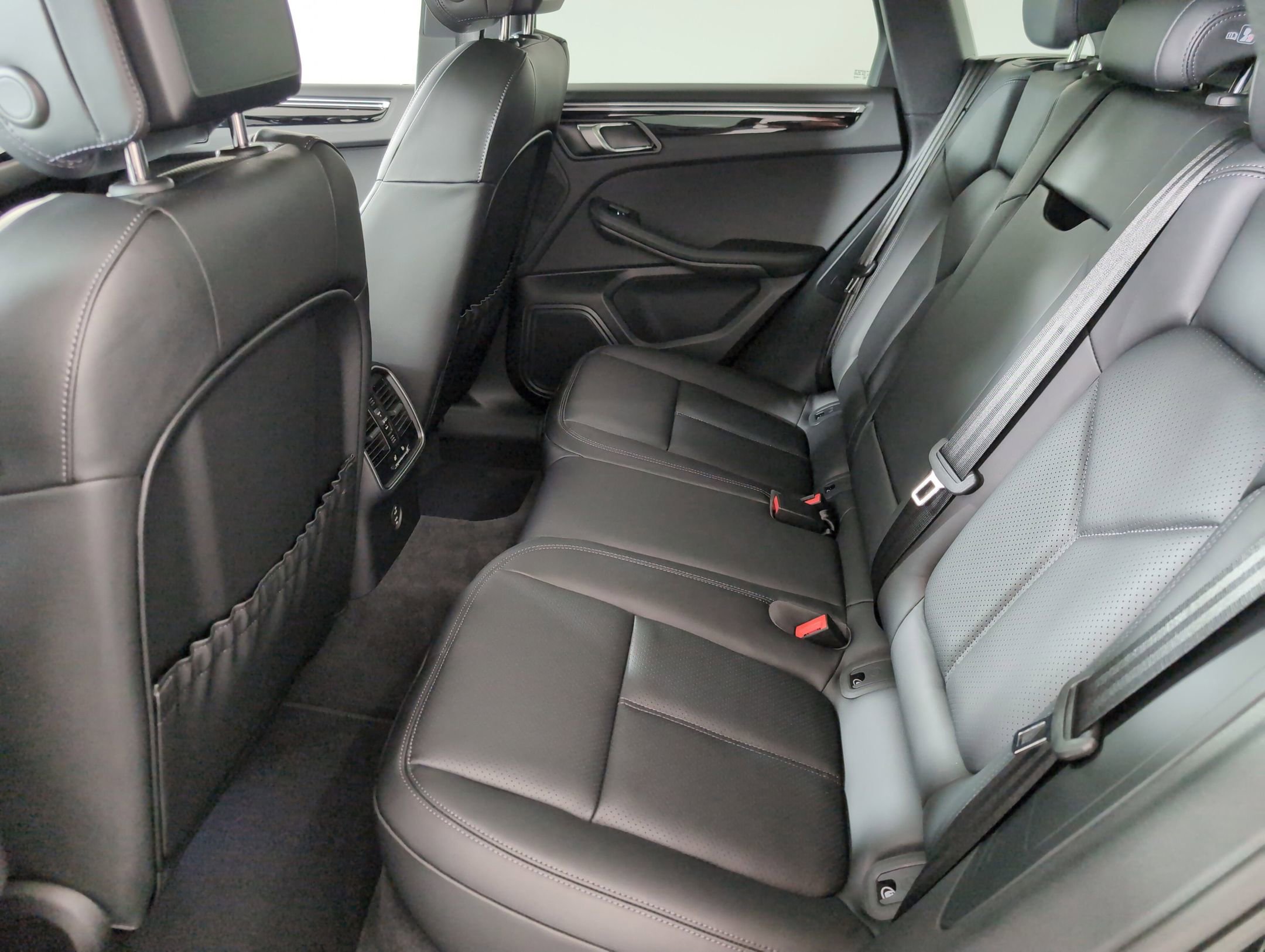 Certified 2025 Porsche Macan AWD/4WD image 19
