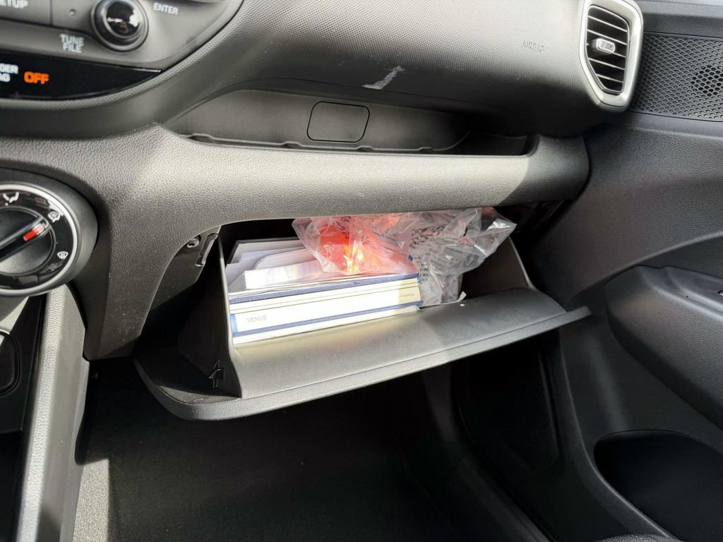 Certified 2025 Hyundai Venue SE image 28