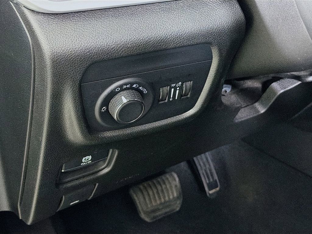 Used 2024 Jeep Grand Cherokee Altitude RWD image 12