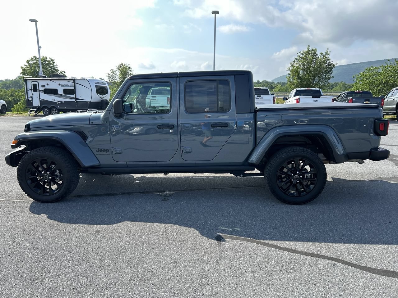 Used 2025 Jeep Gladiator Sport AWD/4WD image 4
