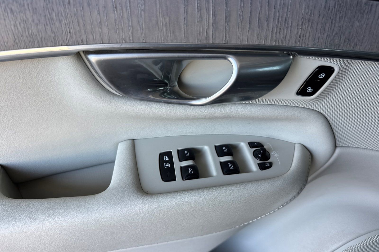 Certified 2024 Volvo XC90 T8 Plus w/ Protection Package Premier image 15