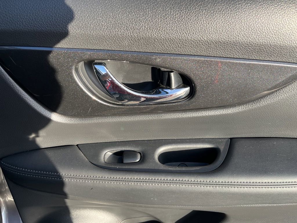 Used 2018 Nissan Rogue S image 55