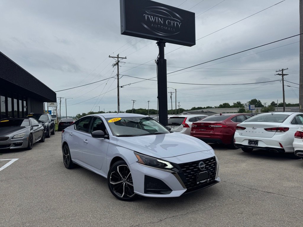 Used 2025 Nissan Altima 2.5 SR FWD image 1