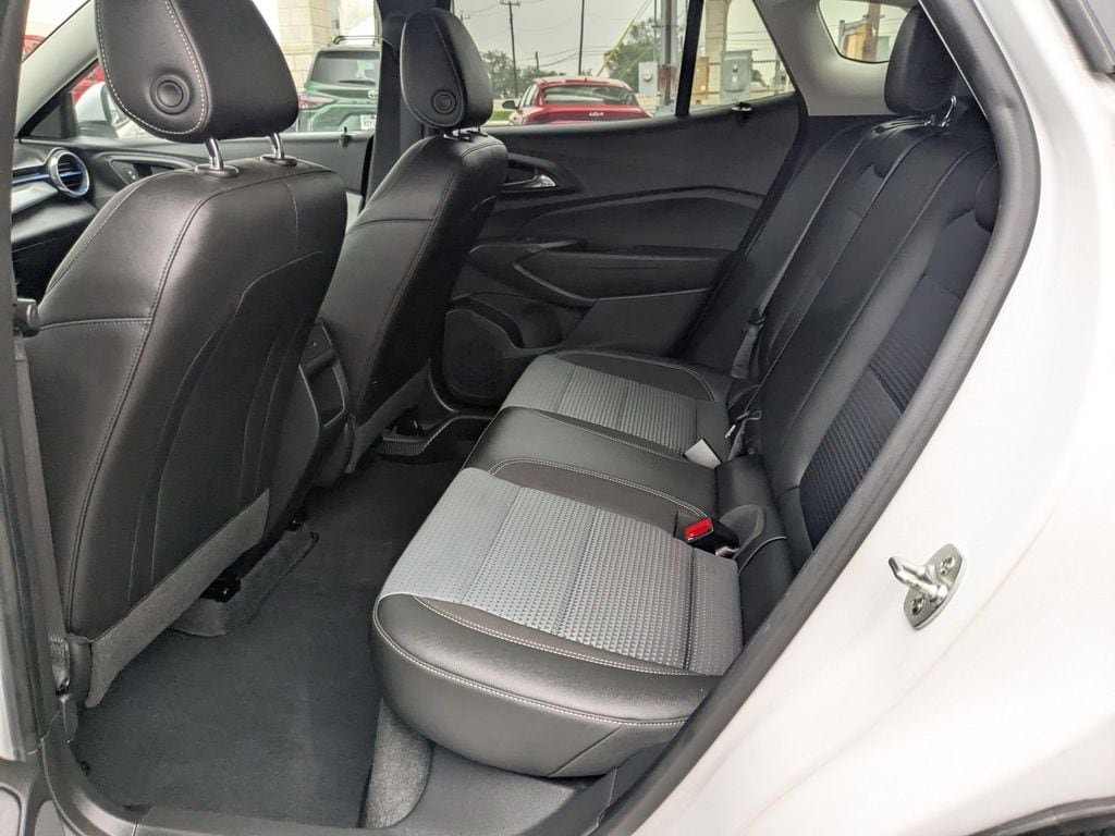 Used 2025 Chevrolet Trax LT w/ LT Convenience Package FWD image 22
