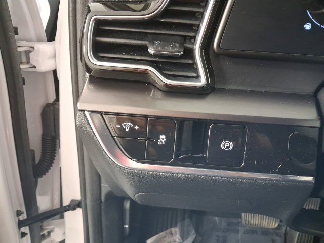 Used 2023 Kia Sportage EX AWD/4WD image 14