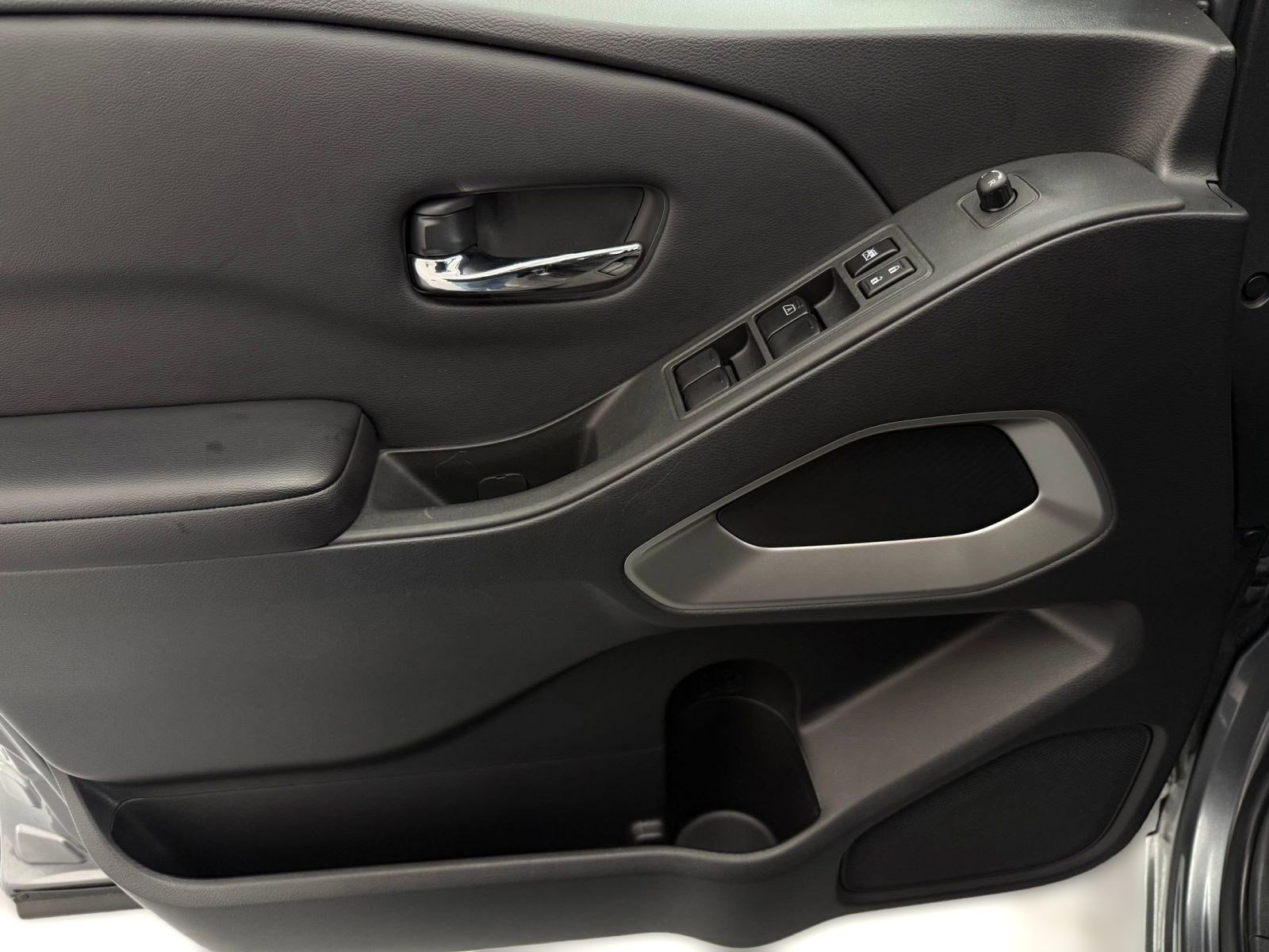 Used 2025 Nissan Frontier SV image 11