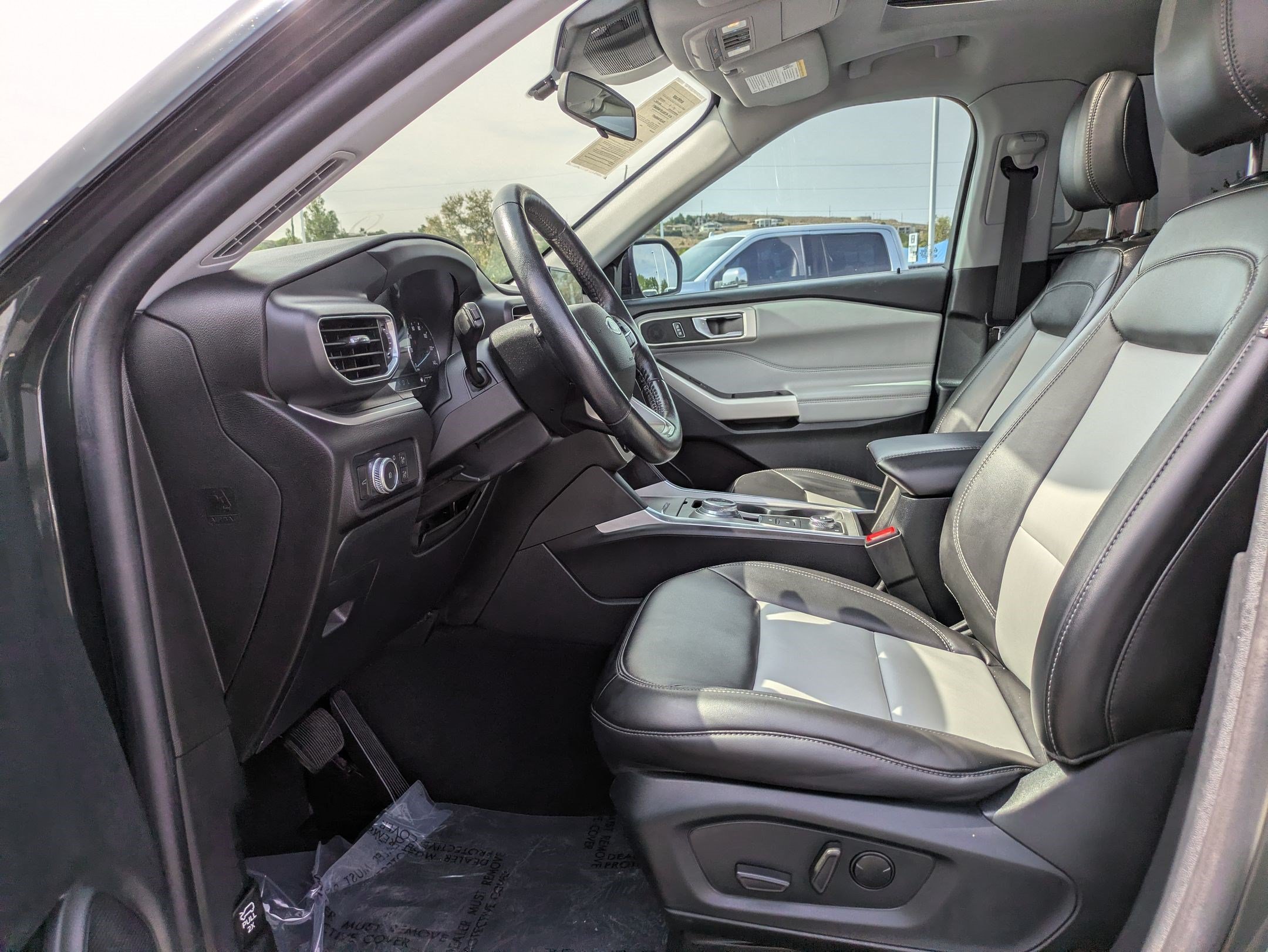 Used 2022 Ford Explorer XLT w/ Equipment Group 202A AWD/4WD image 15