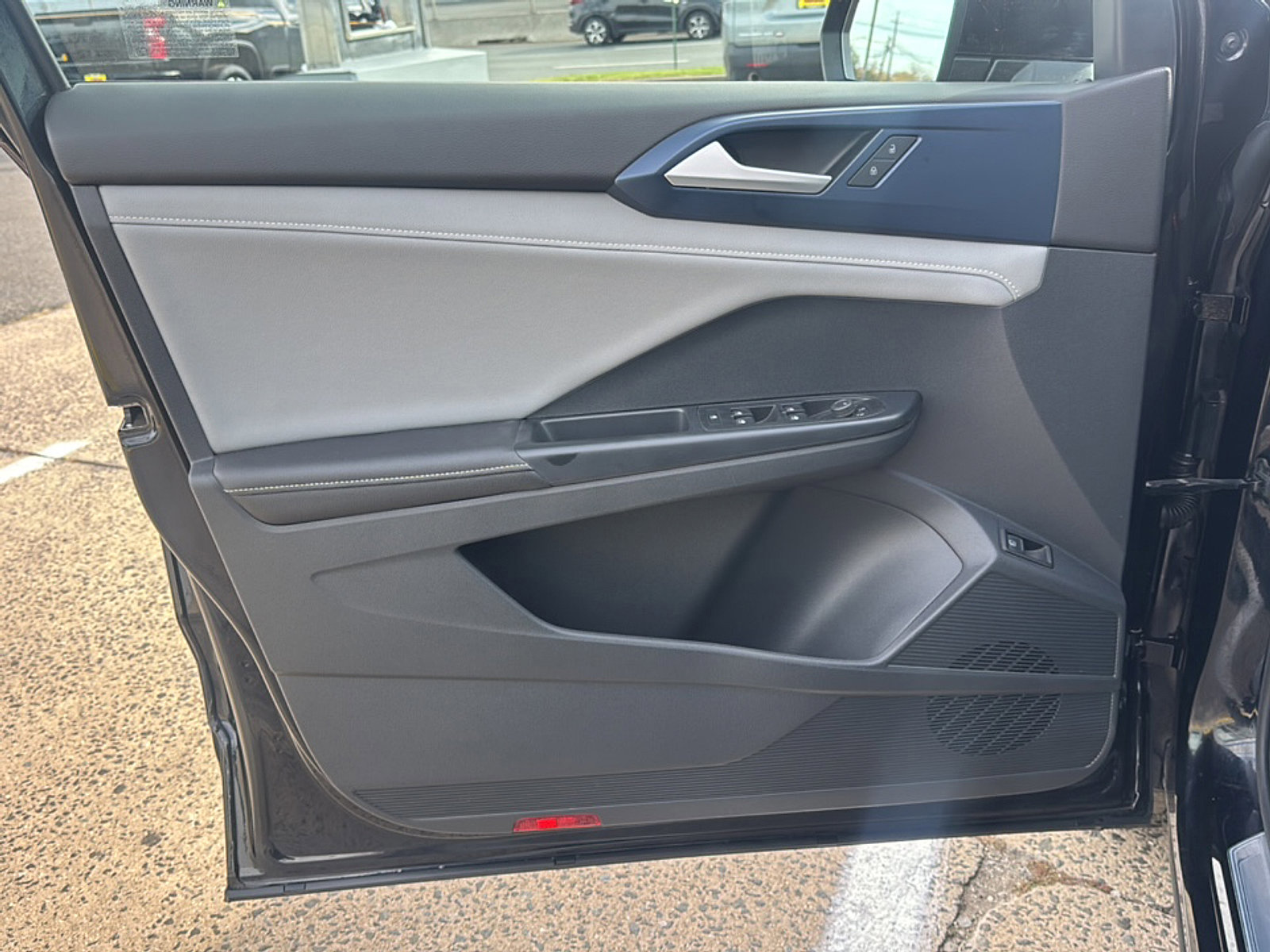 Used 2024 Volkswagen Taos SE image 14