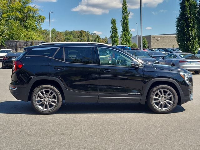 Used 2024 GMC Terrain SLT AWD/4WD image 2