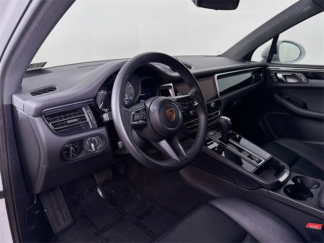 Certified 2024 Porsche Macan image 4