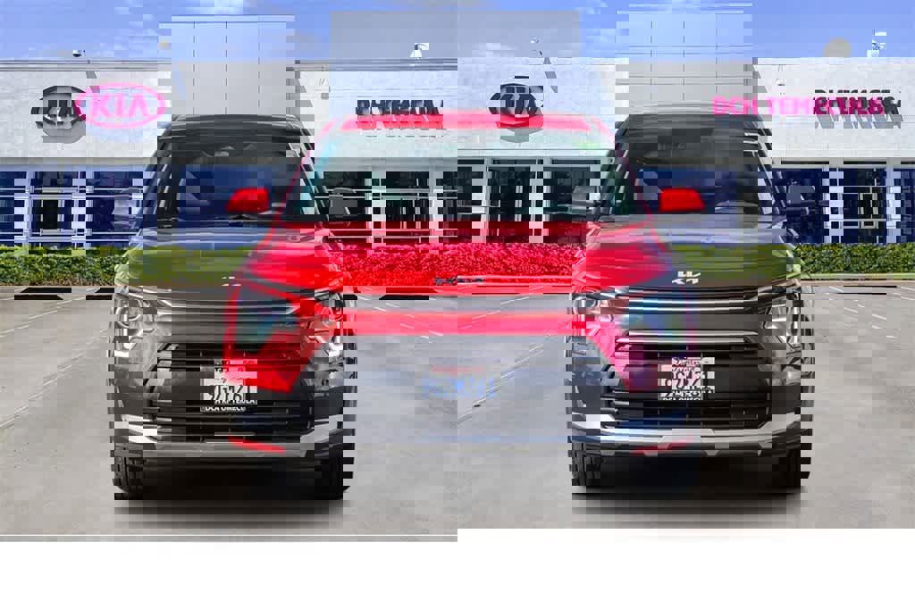 Certified 2023 Kia Niro LX image 2