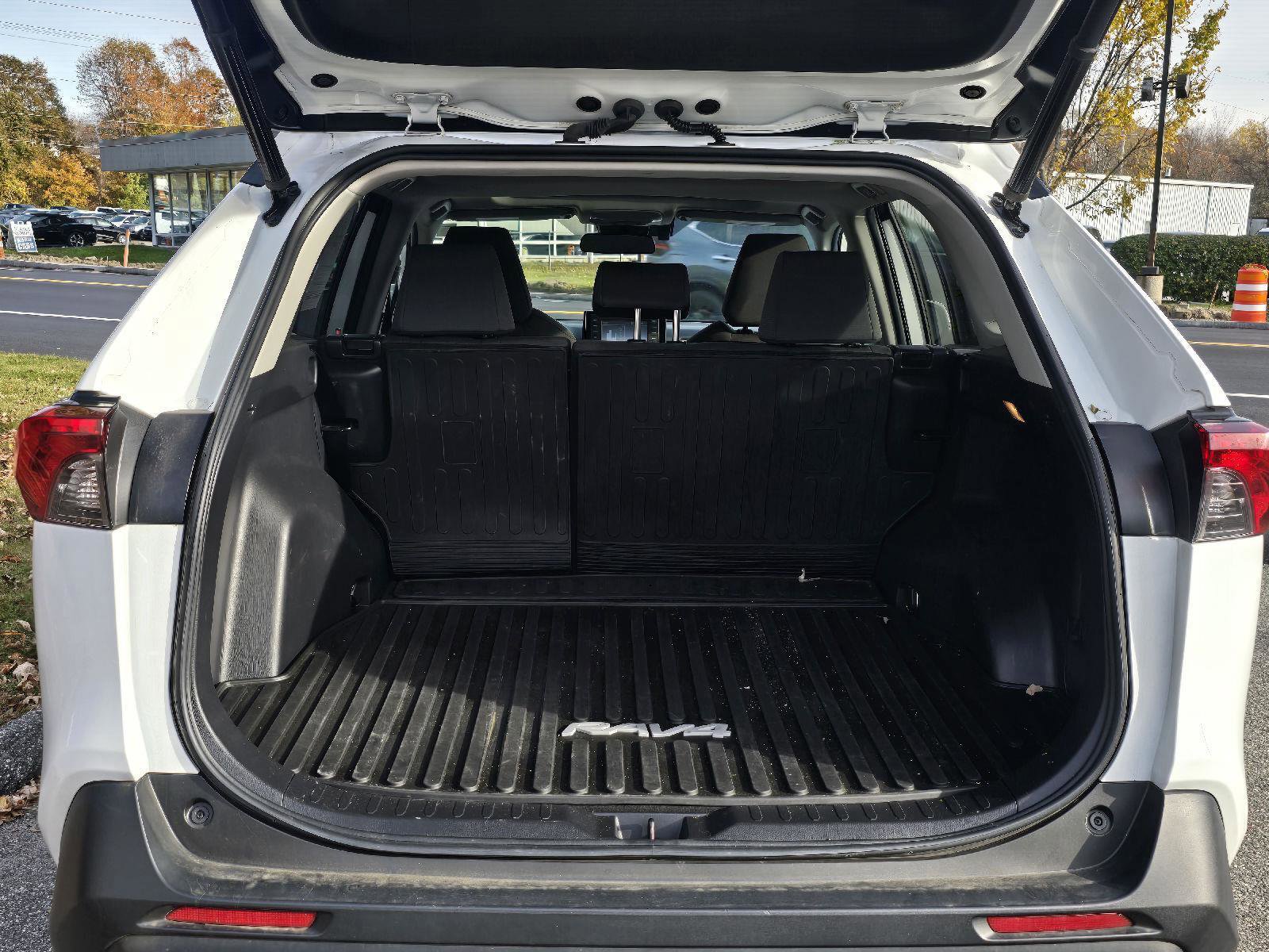 Used 2020 Toyota RAV4 XLE w/ Convenience Package image 5