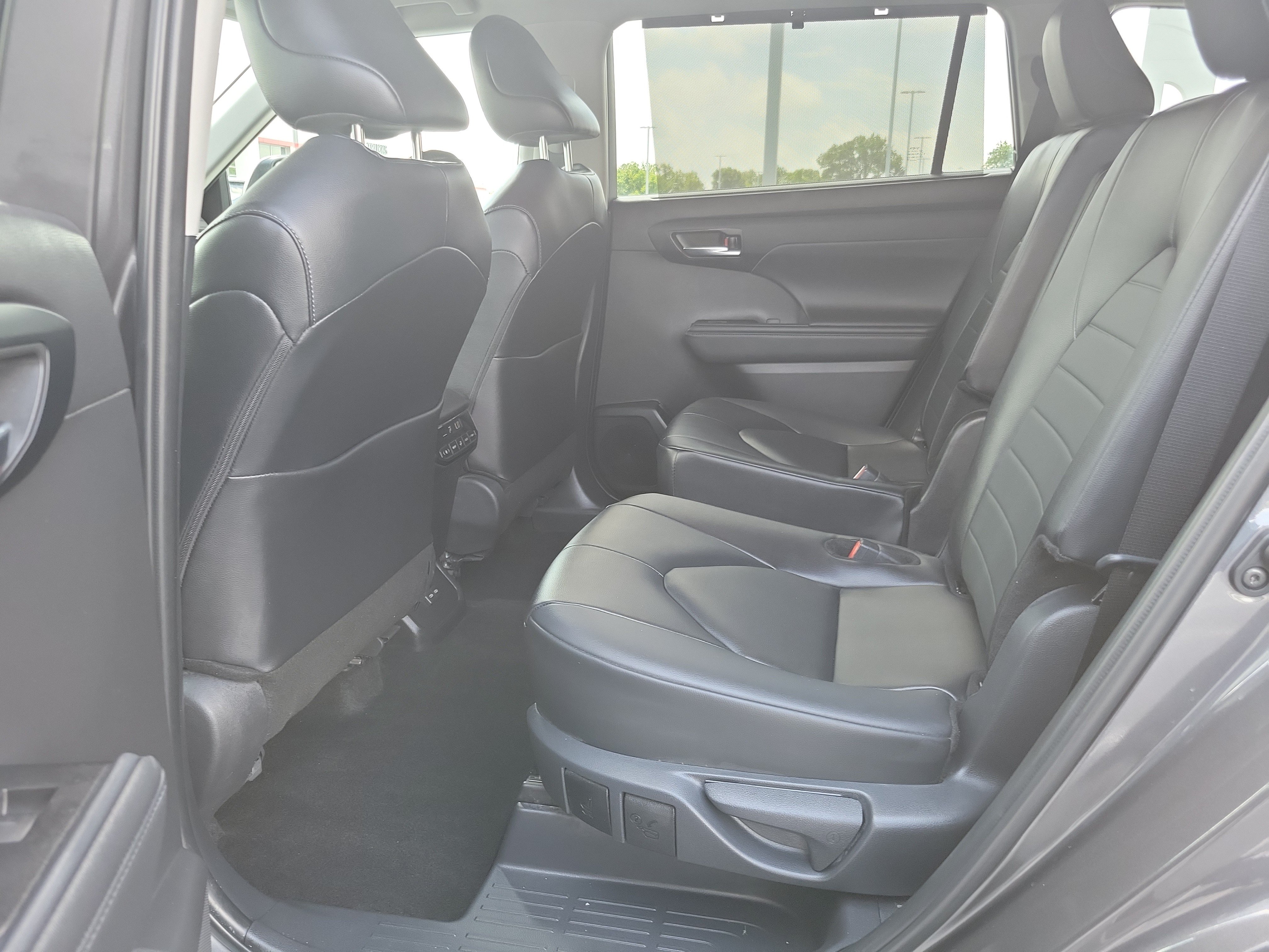 Certified 2025 Toyota Highlander XLE AWD/4WD image 12