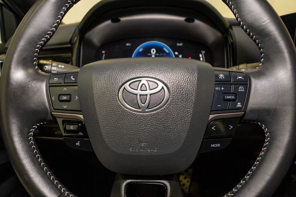 Used 2025 Toyota Camry SE image 18