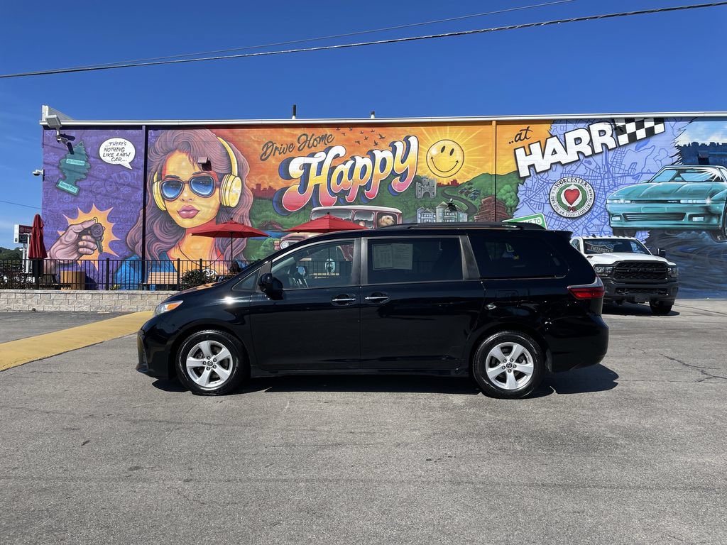 Used 2020 Toyota Sienna LE w/ LE Preferred Package FWD image 2