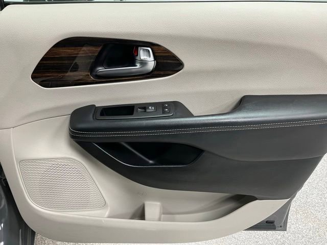 Used 2023 Chrysler Pacifica Limited FWD image 57