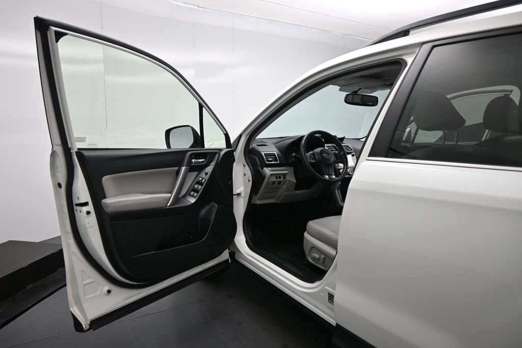Used 2016 Subaru Forester 2.5i Limited AWD/4WD image 8
