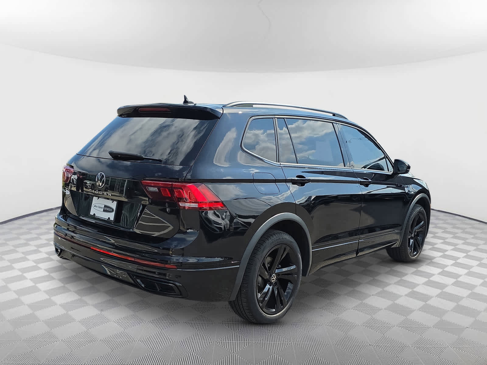 Used 2023 Volkswagen Tiguan SE R-Line image 6