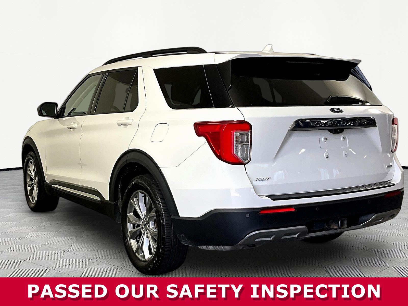 Used 2020 Ford Explorer XLT w/ Equipment Group 202A AWD/4WD image 4