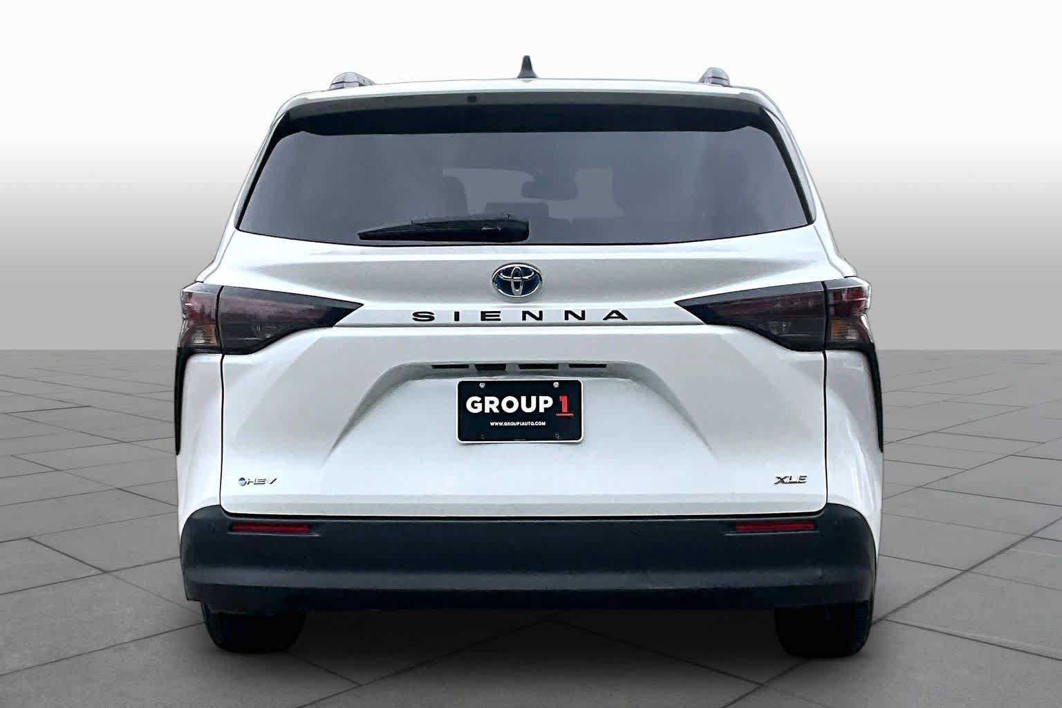 Used 2025 Toyota Sienna XLE FWD image 5