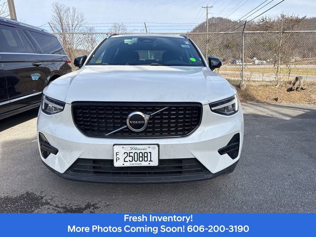 Used 2024 Volvo XC40 B5 Core image 2
