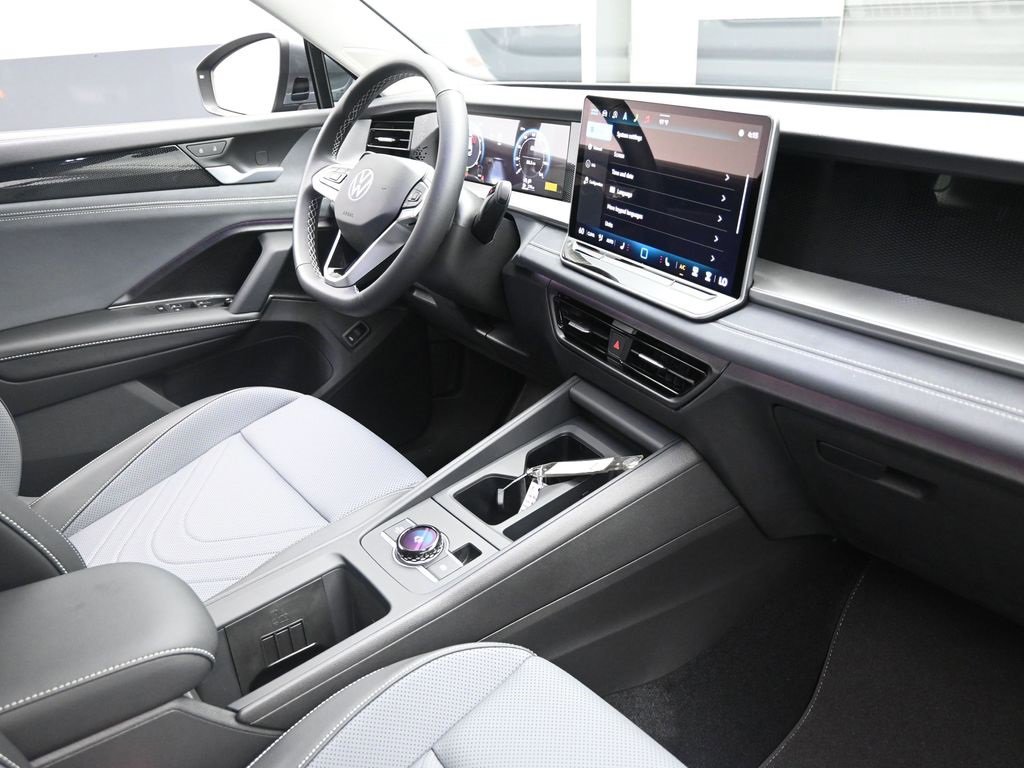 New 2025 Volkswagen Tiguan SE image 31