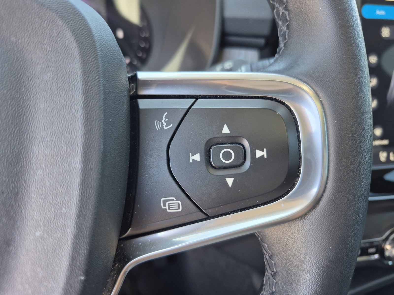 Used 2023 Volvo XC40 B5 Ultimate w/ Climate Package AWD/4WD image 27