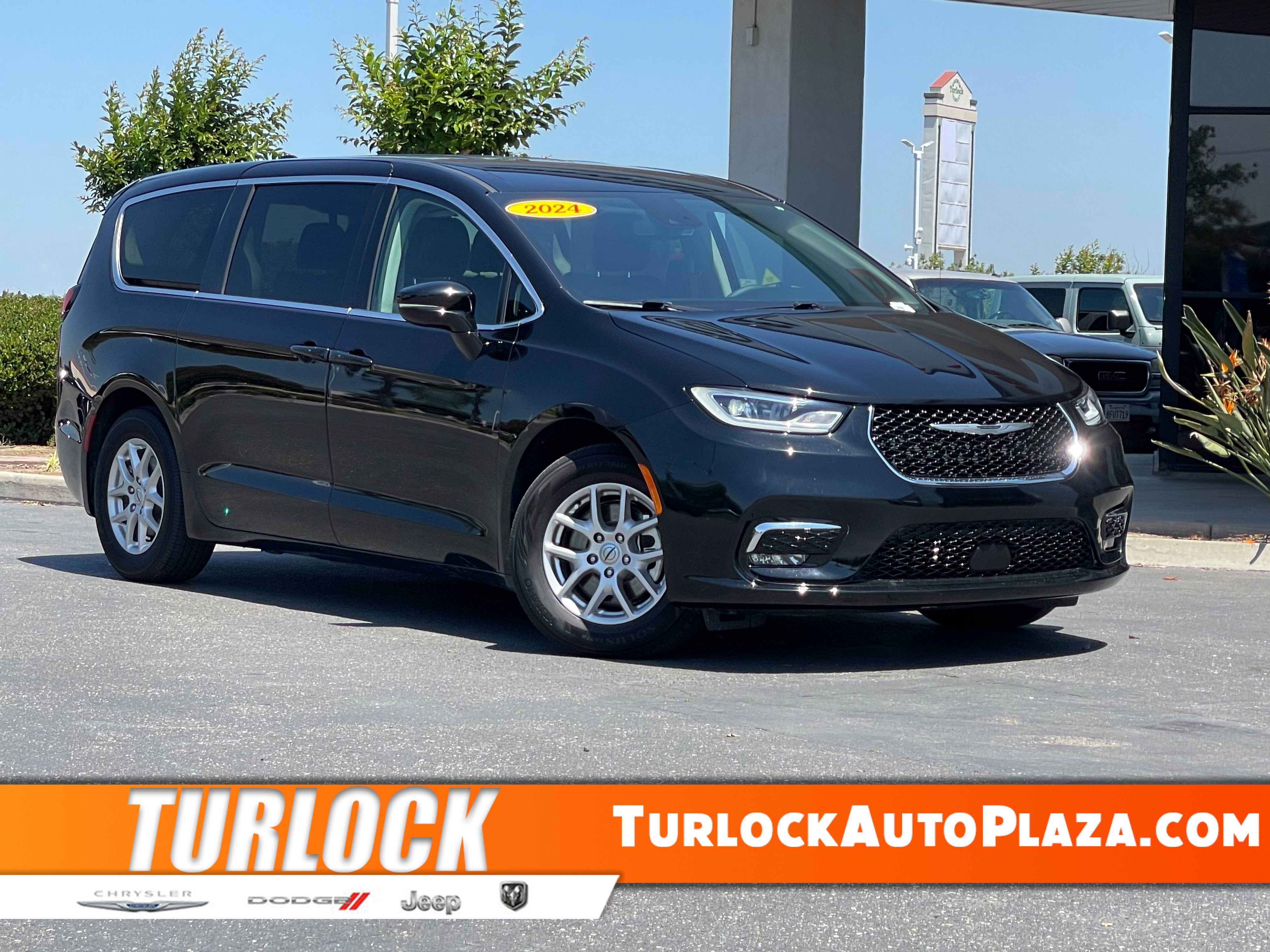 Used 2024 Chrysler Pacifica Touring-L FWD image 1