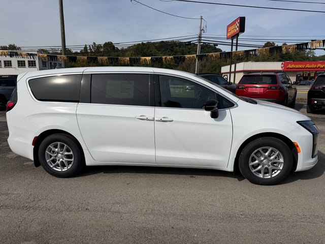 New 2027 Chrysler Pacifica Select FWD image 8