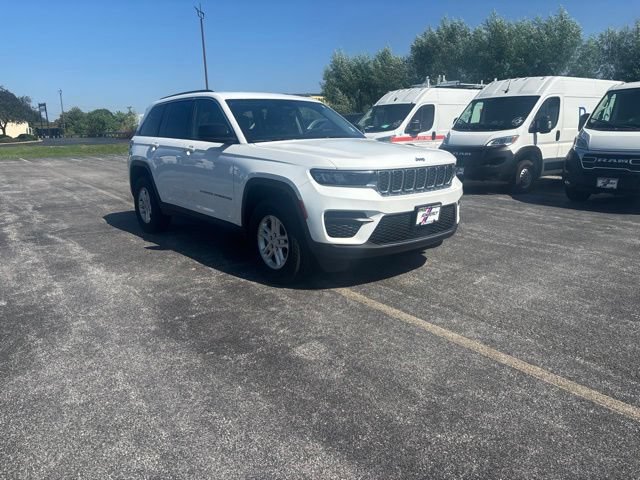 Used 2023 Jeep Grand Cherokee Laredo AWD/4WD image 2