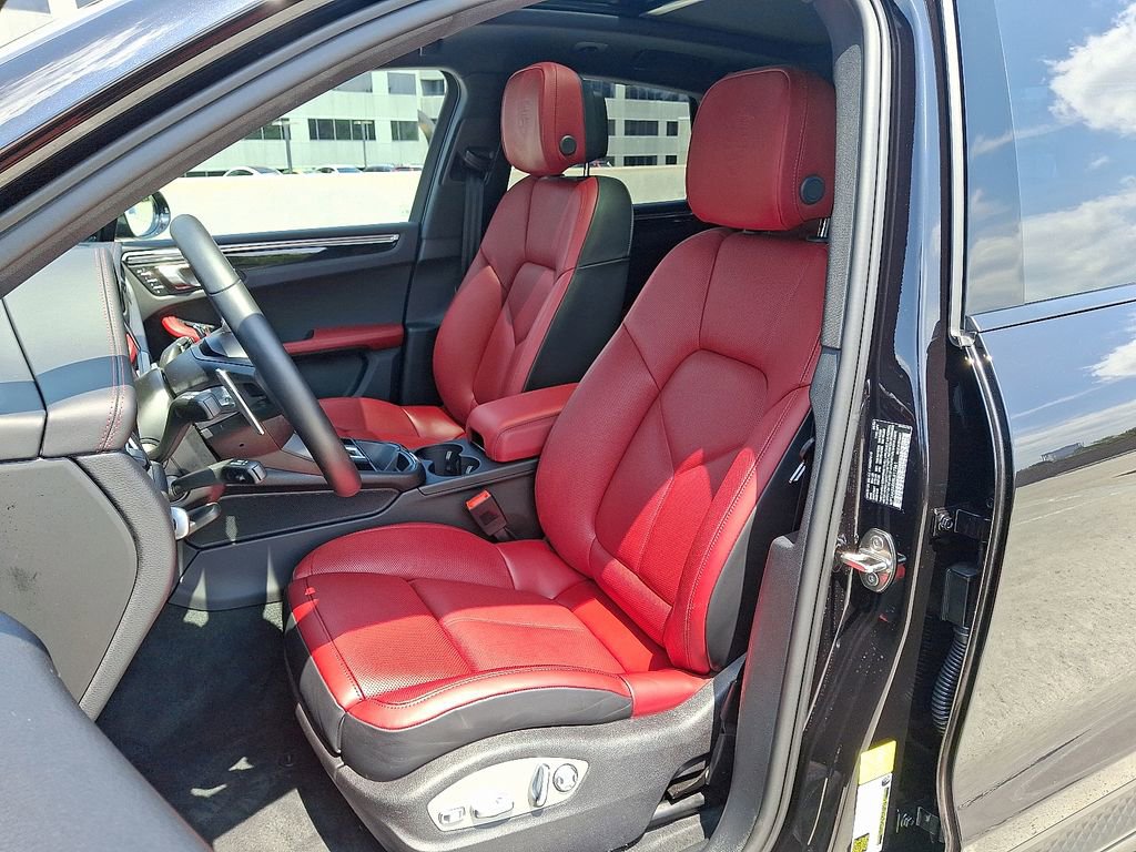 Certified 2024 Porsche Macan image 5