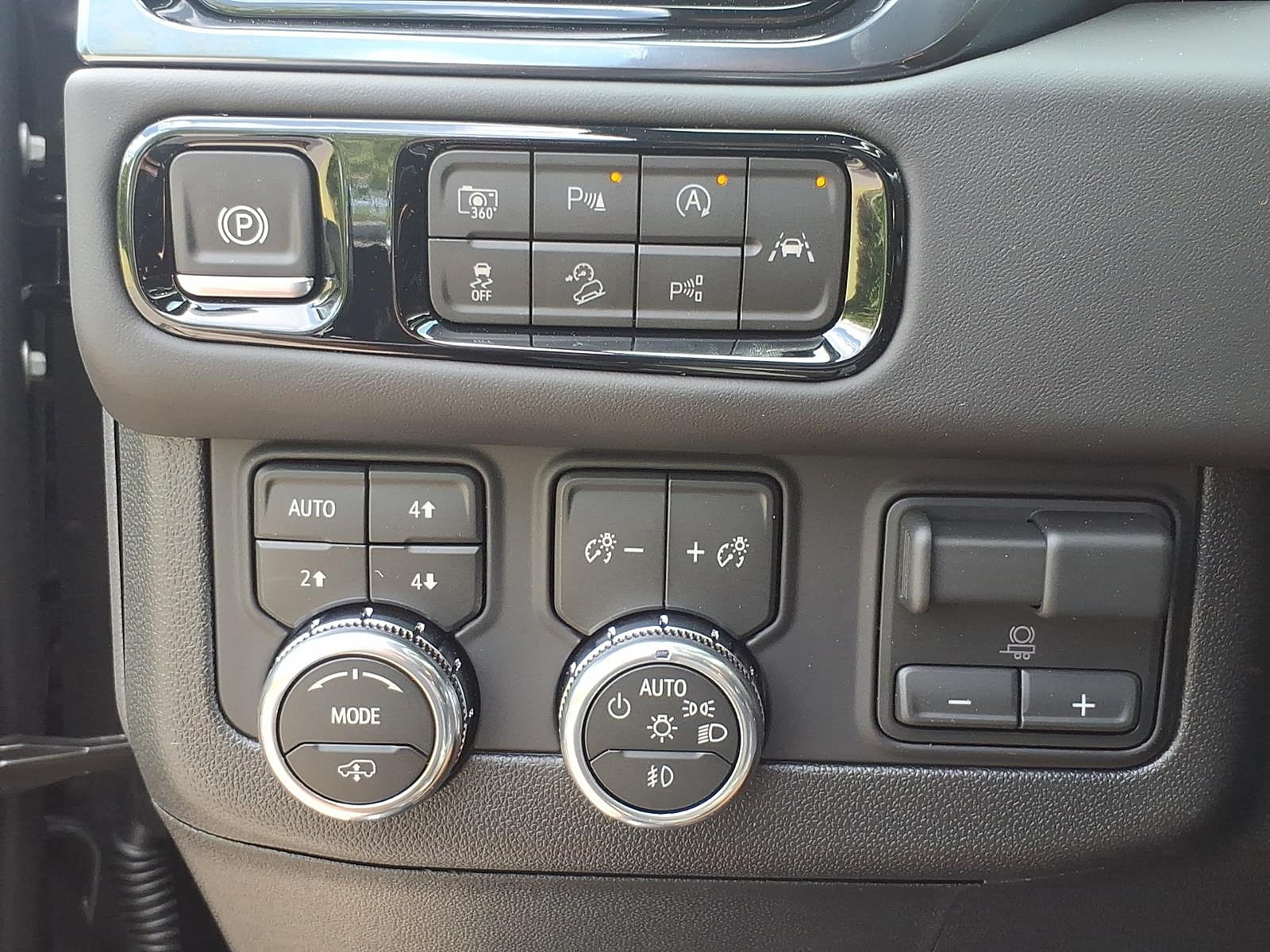 New 2026 GMC Yukon AT4 Ultimate AWD/4WD image 17