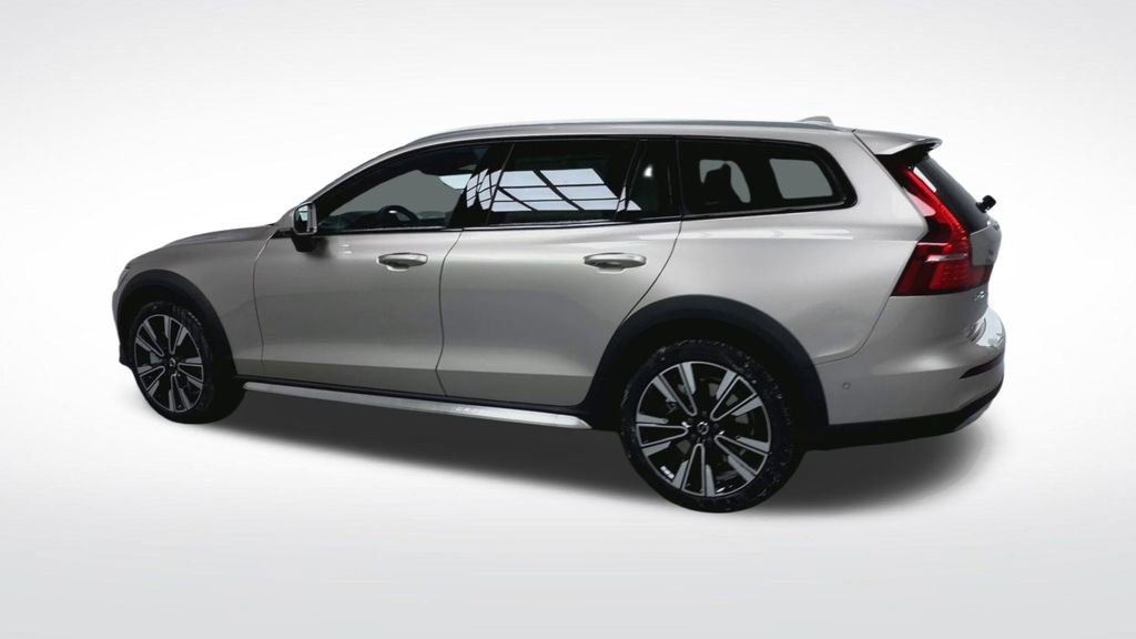 New 2026 Volvo V60 B5 Cross Country Ultra w/ Protection Package Premier image 20