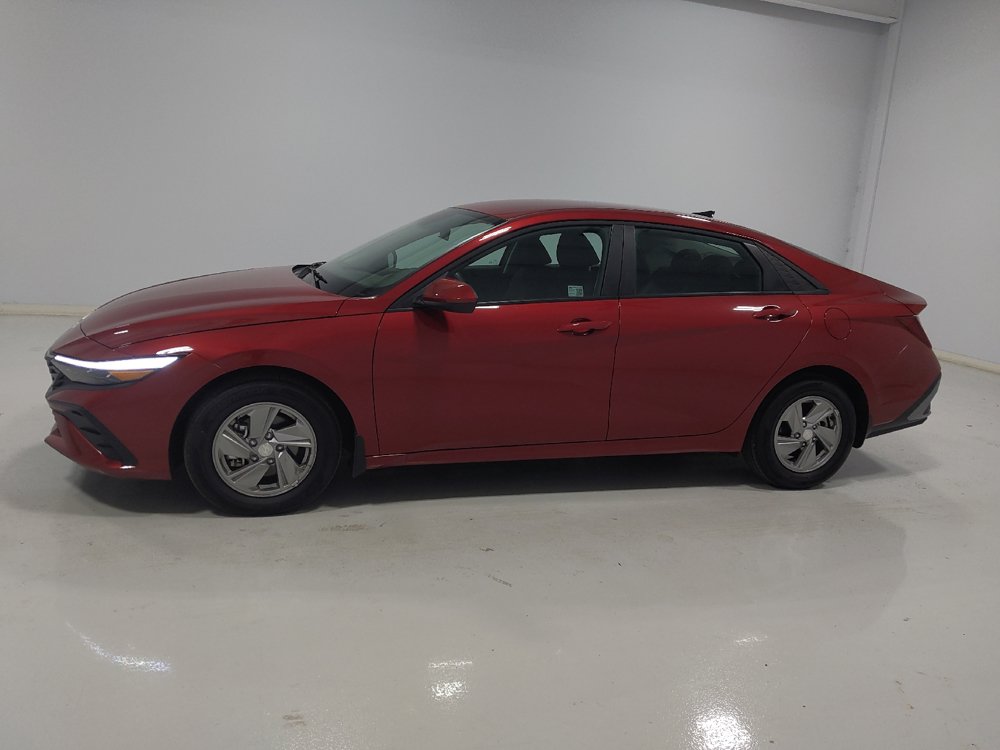 Used 2025 Hyundai Elantra SE FWD image 2