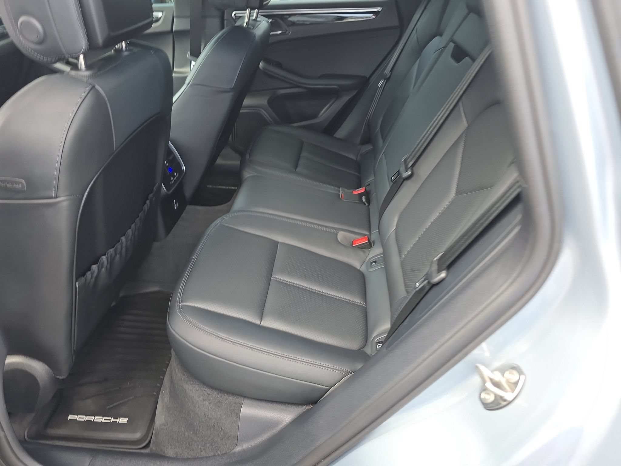 Used 2023 Porsche Macan Turbo AWD/4WD image 10