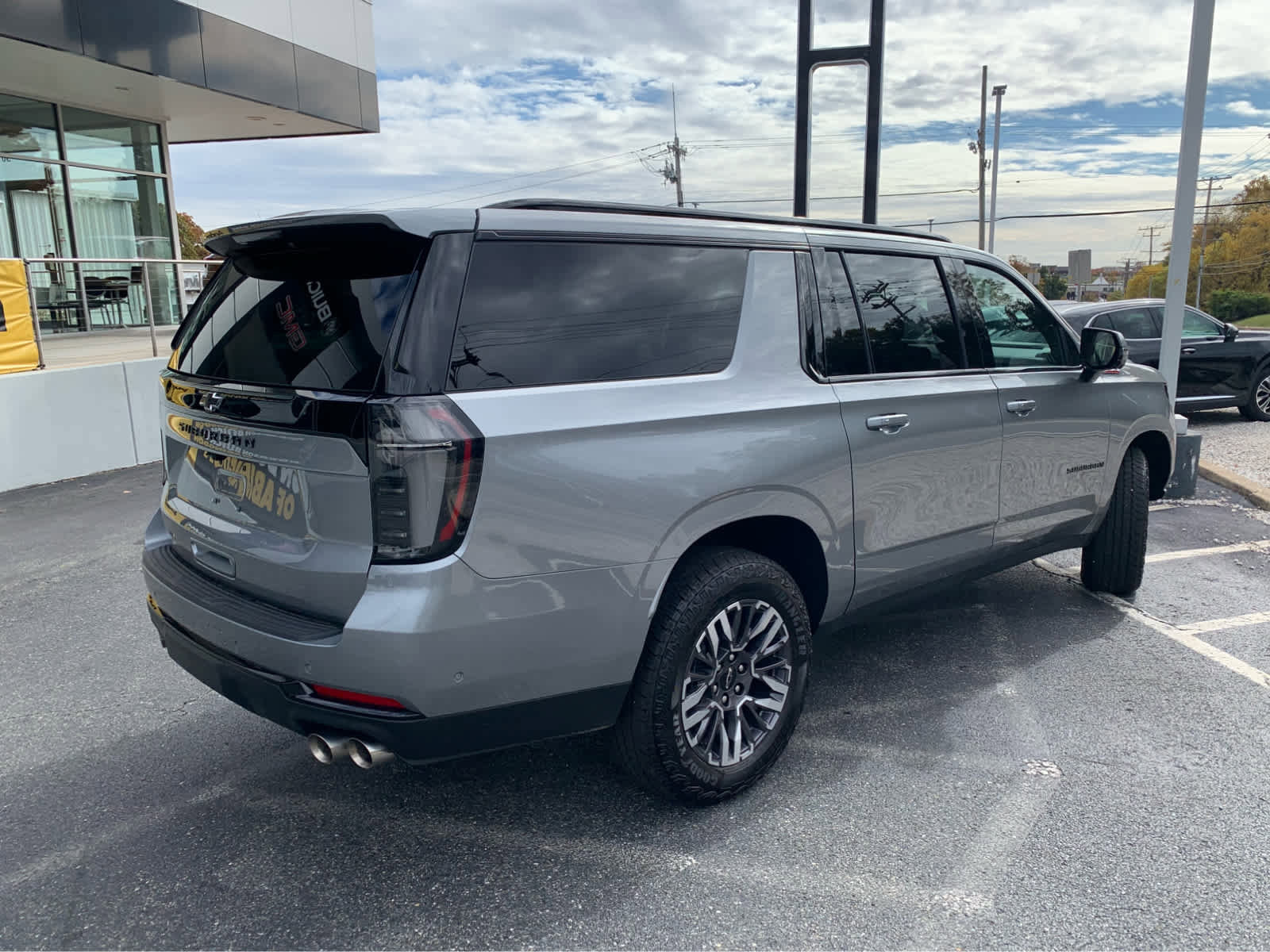 Used 2025 Chevrolet Suburban Z71 image 8