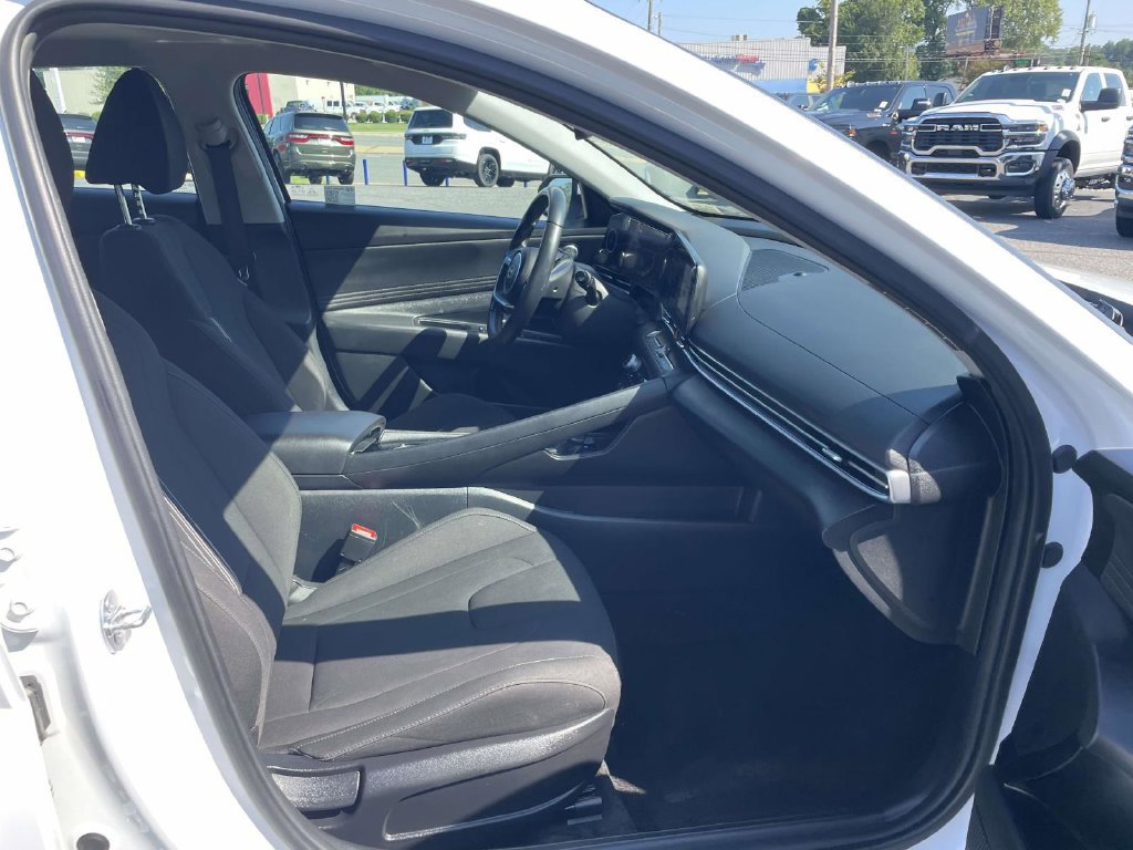 Used 2025 Hyundai Elantra SEL FWD image 15