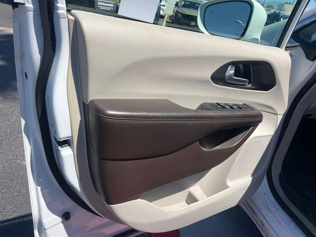 Used 2018 Chrysler Pacifica Touring-L w/ Tire & Wheel Group FWD image 12