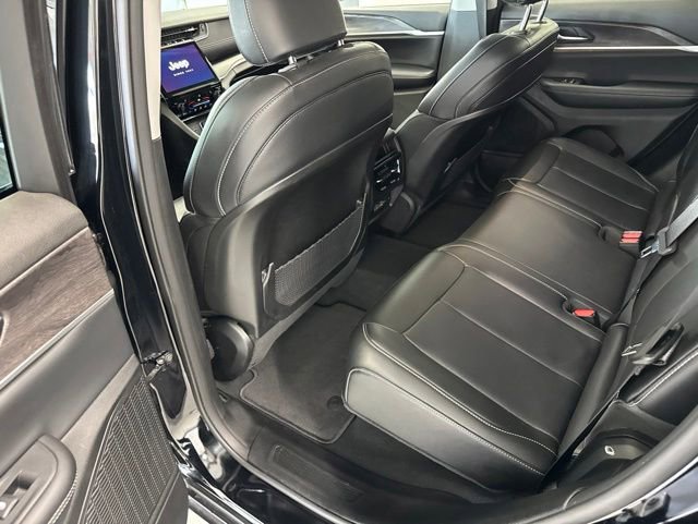 Used 2023 Jeep Grand Cherokee Limited w/ Black Appearance Package AWD/4WD image 21