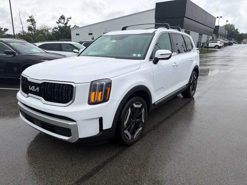 Certified 2024 Kia Telluride EX w/ EX Captain's Chair Package AWD/4WD image 3