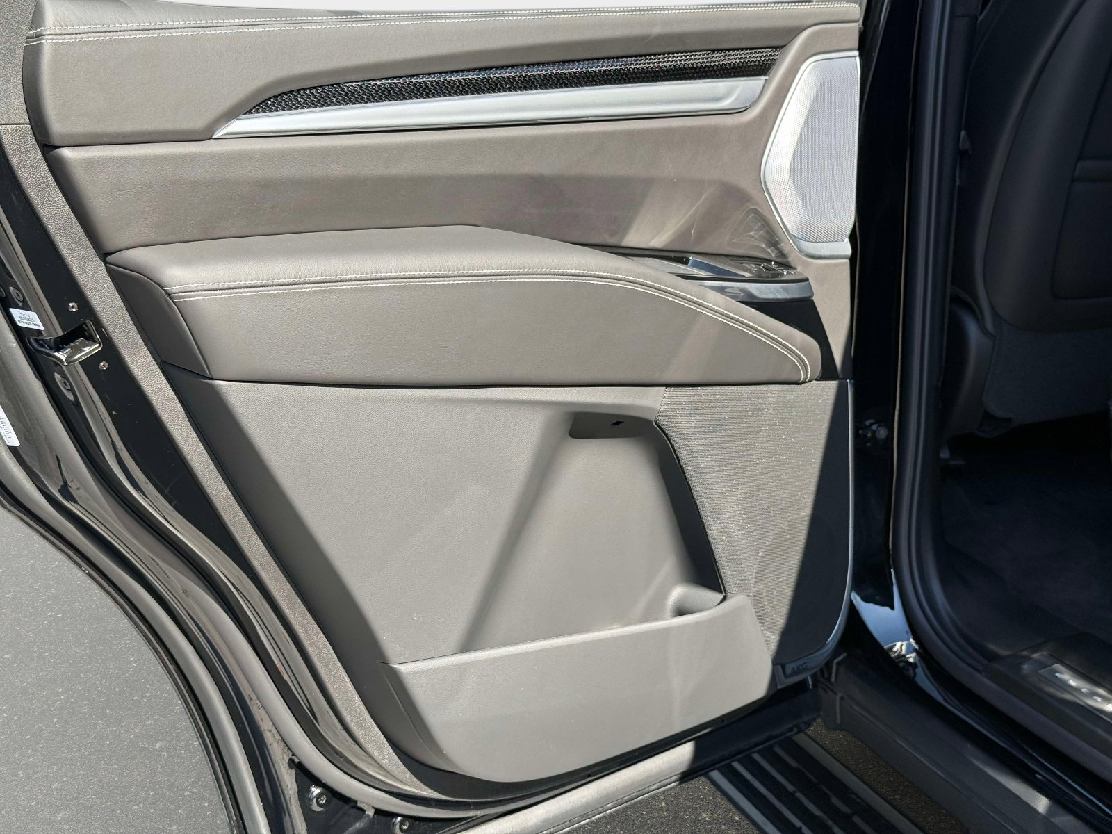 Used 2026 Cadillac Escalade V w/ LPO, ONYX Package image 35