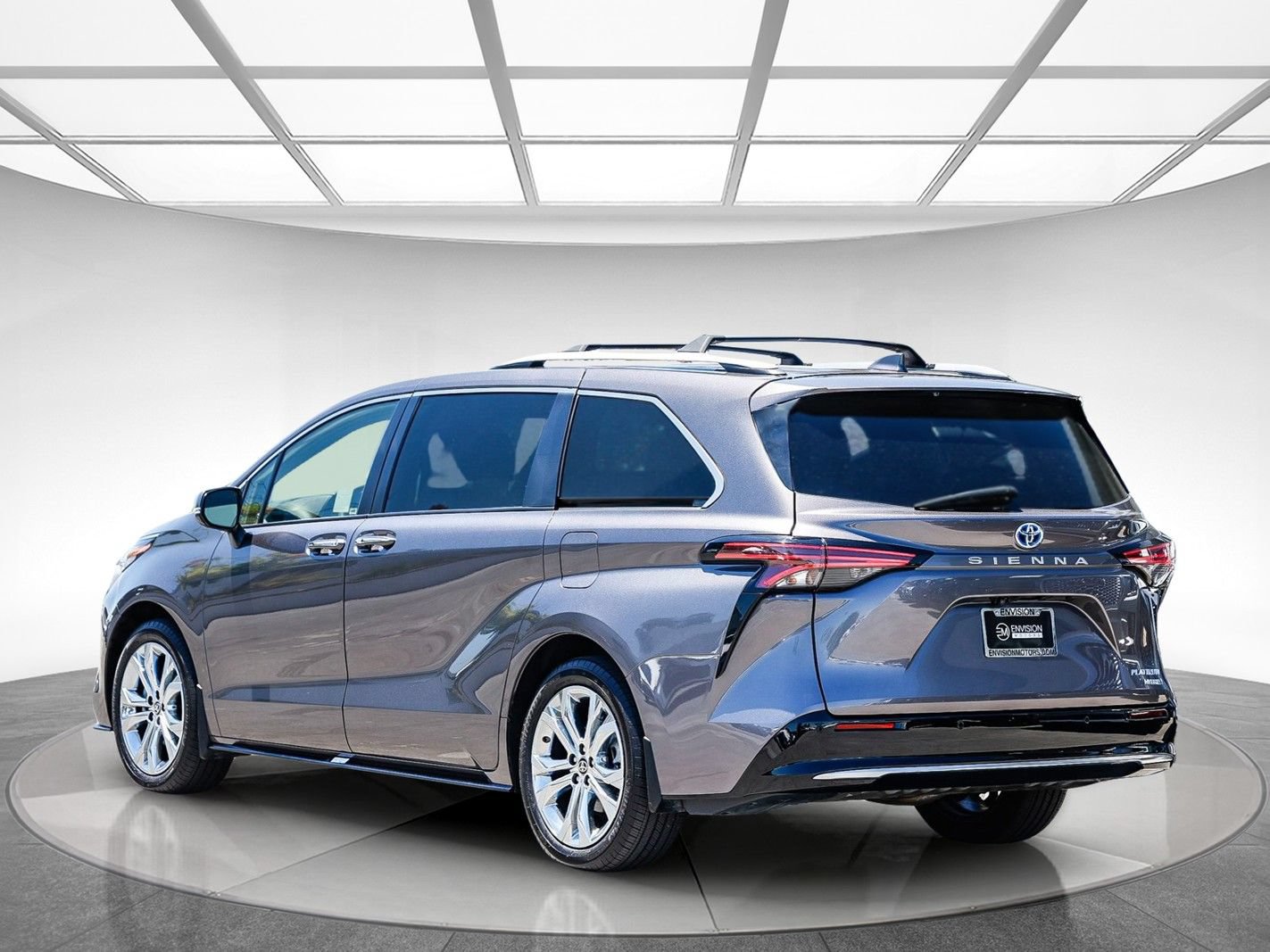 Used 2024 Toyota Sienna Platinum FWD image 2