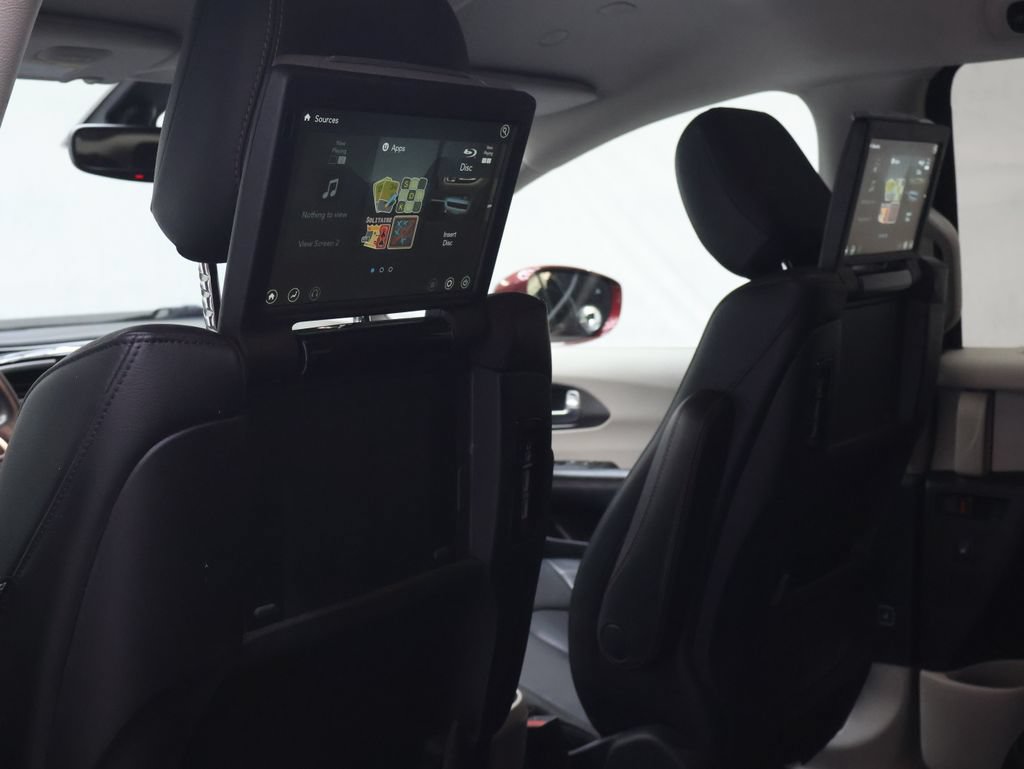 Used 2020 Chrysler Pacifica Touring-L Plus FWD image 16