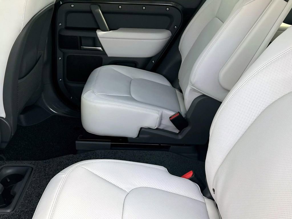 New 2025 Land Rover Defender 130 X-Dynamic SE image 12