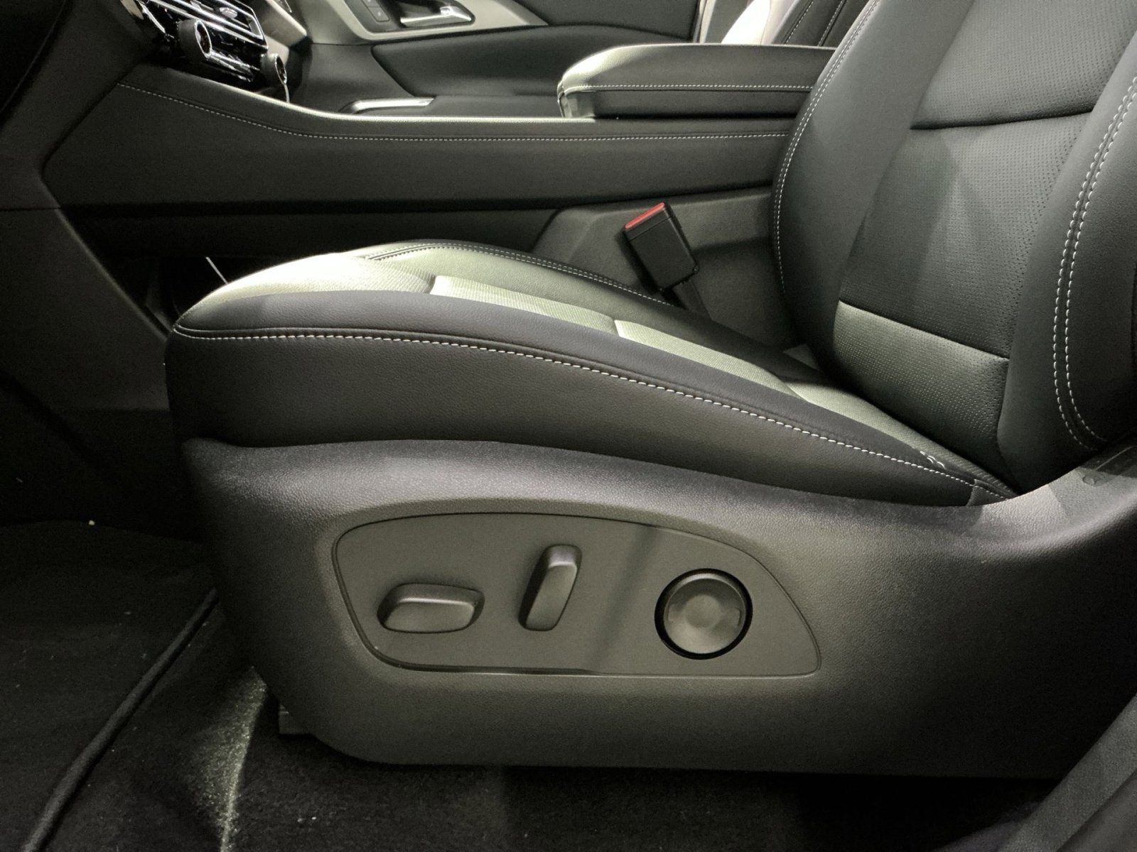 New 2026 Chevrolet Traverse LT FWD image 15